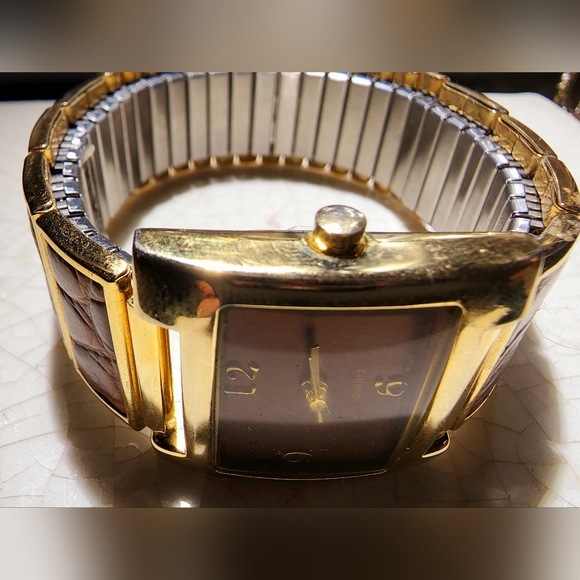 Super unique stretch pebble leather panel and gold 1980s watch, still working - Picture 5 of 7